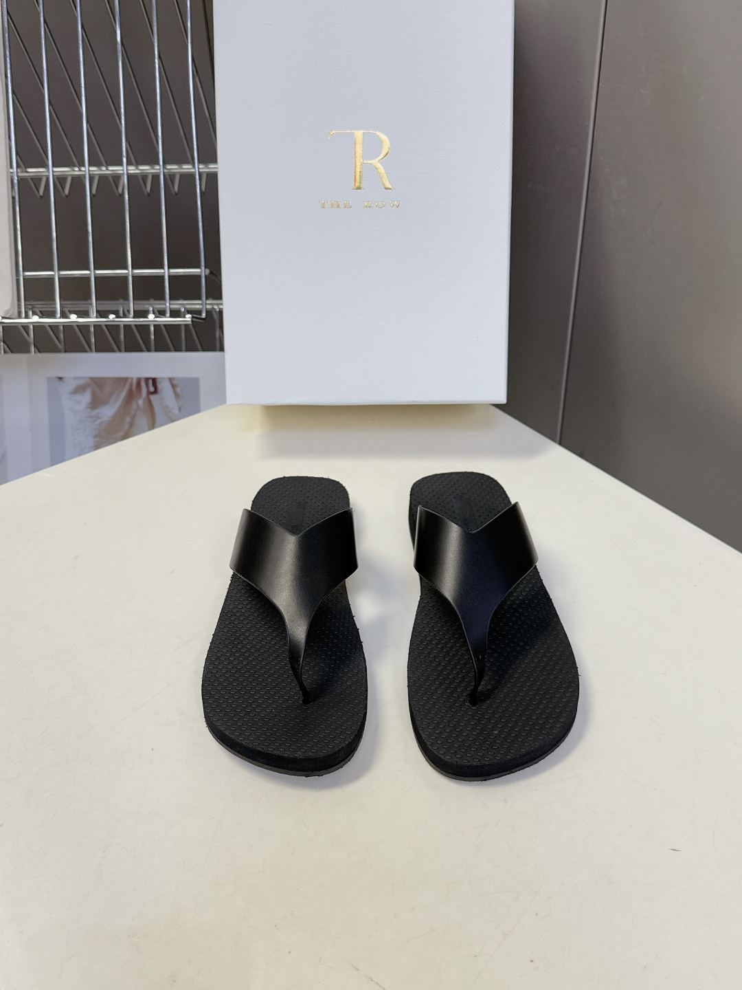 The Row 春夏最新款人字拖鞋 超多明星网红种草 展示了舒适自在的简约感穿搭! 新款 Dune人字拖