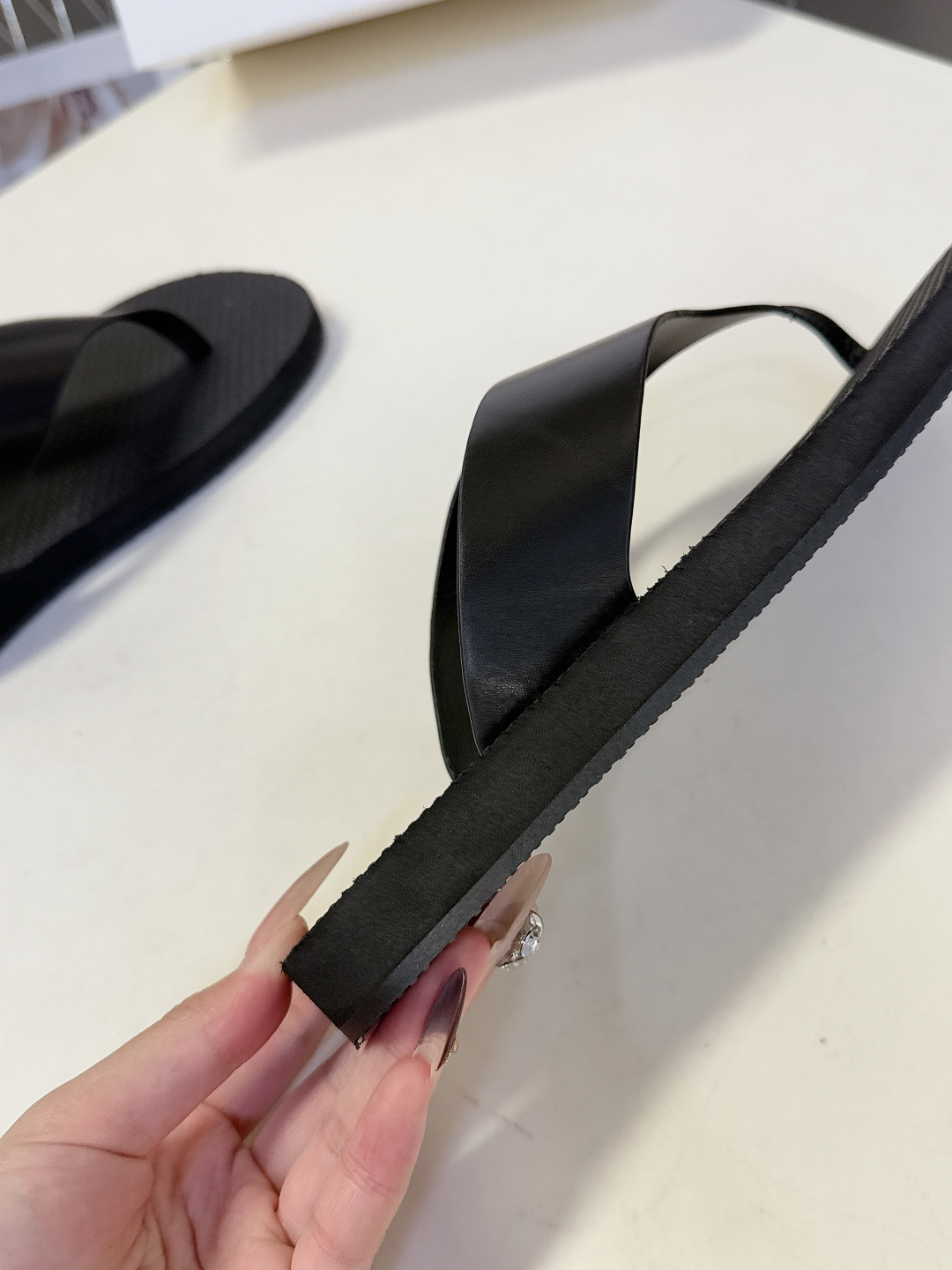 The Row 春夏最新款人字拖鞋 超多明星网红种草 展示了舒适自在的简约感穿搭! 新款 Dune人字拖