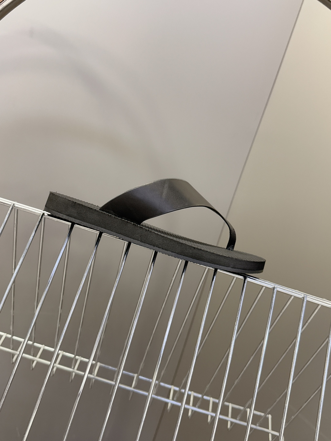 The Row 春夏最新款人字拖鞋 超多明星网红种草 展示了舒适自在的简约感穿搭! 新款 Dune人字拖