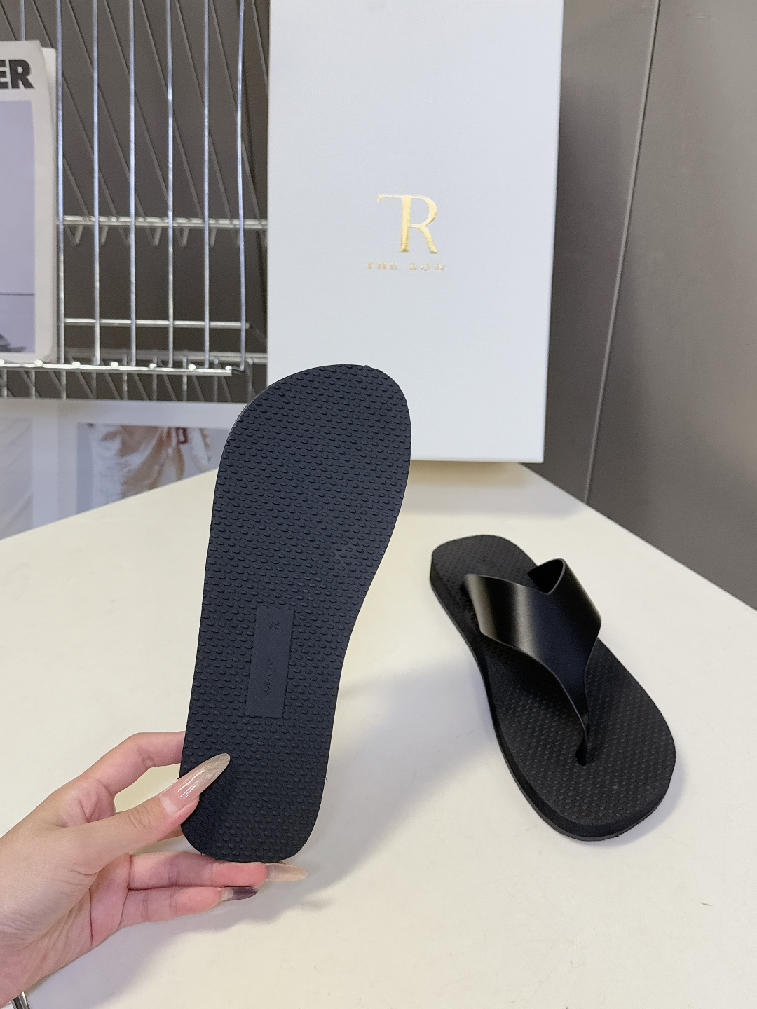 The Row 春夏最新款人字拖鞋 超多明星网红种草 展示了舒适自在的简约感穿搭! 新款 Dune人字拖