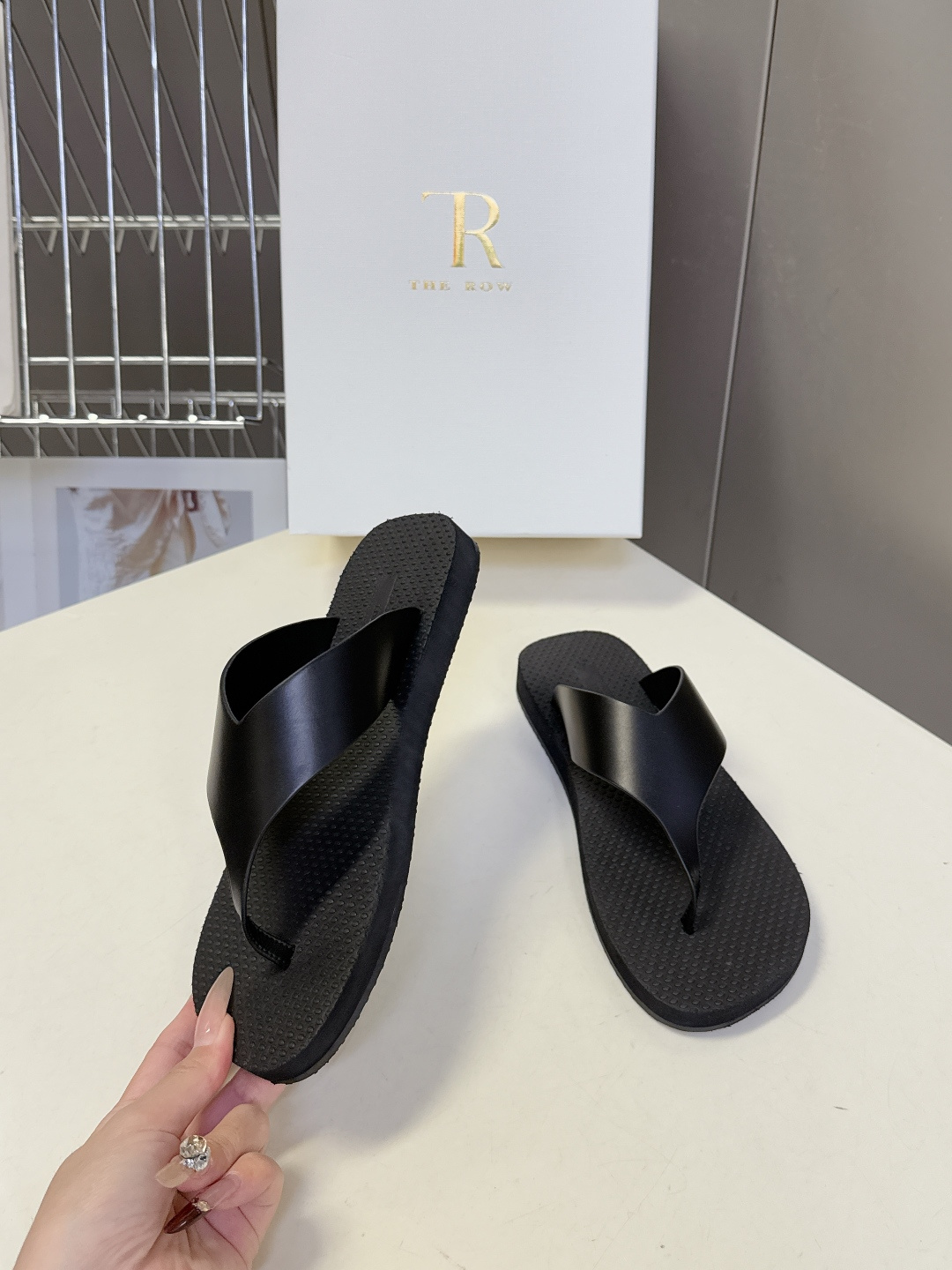 The Row 春夏最新款人字拖鞋 超多明星网红种草 展示了舒适自在的简约感穿搭! 新款 Dune人字拖