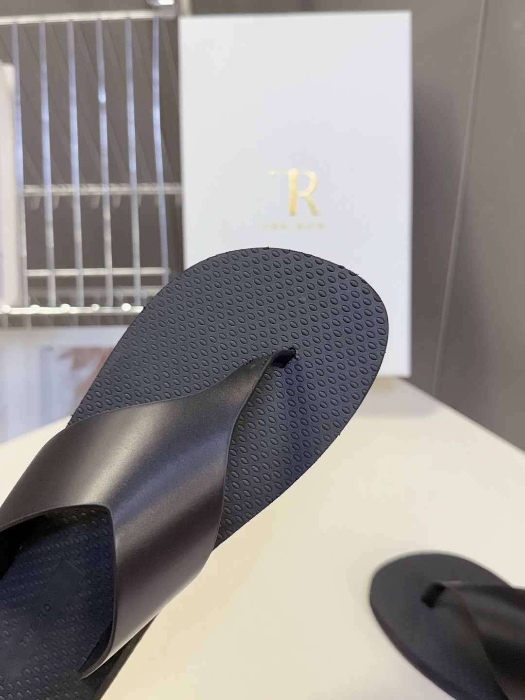 The Row 春夏最新款人字拖鞋 超多明星网红种草 展示了舒适自在的简约感穿搭! 新款 Dune人字拖