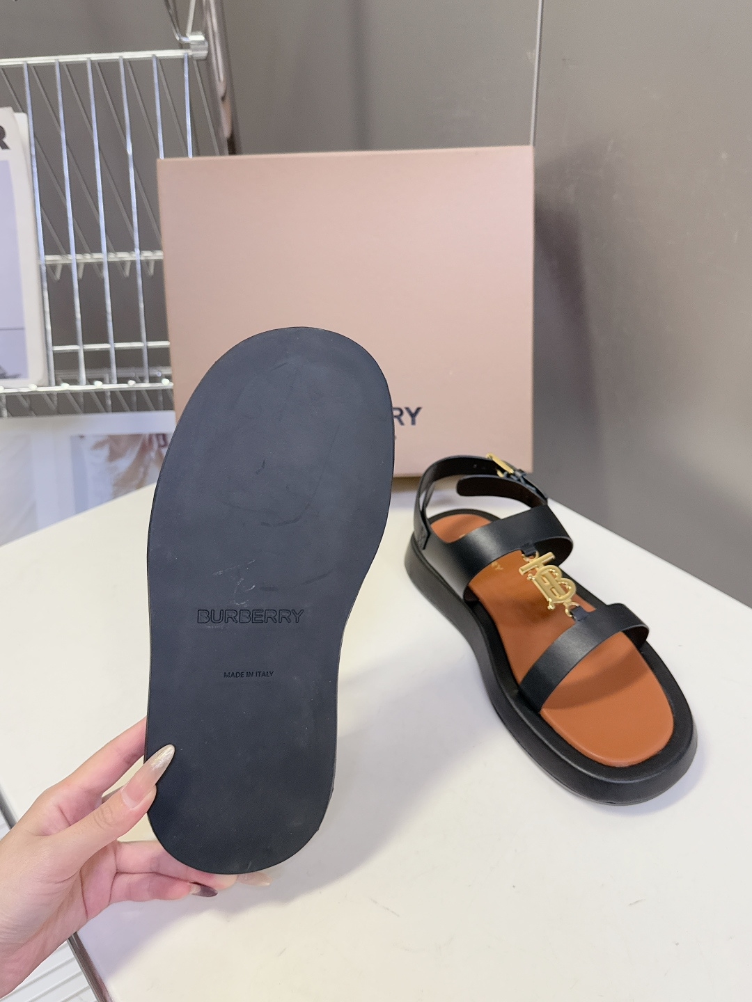 男➕10 Burberry博柏利春夏最新款拖鞋 凉鞋 超多明星时尚博主种草 夏天必备 大爆款‼️已经被它