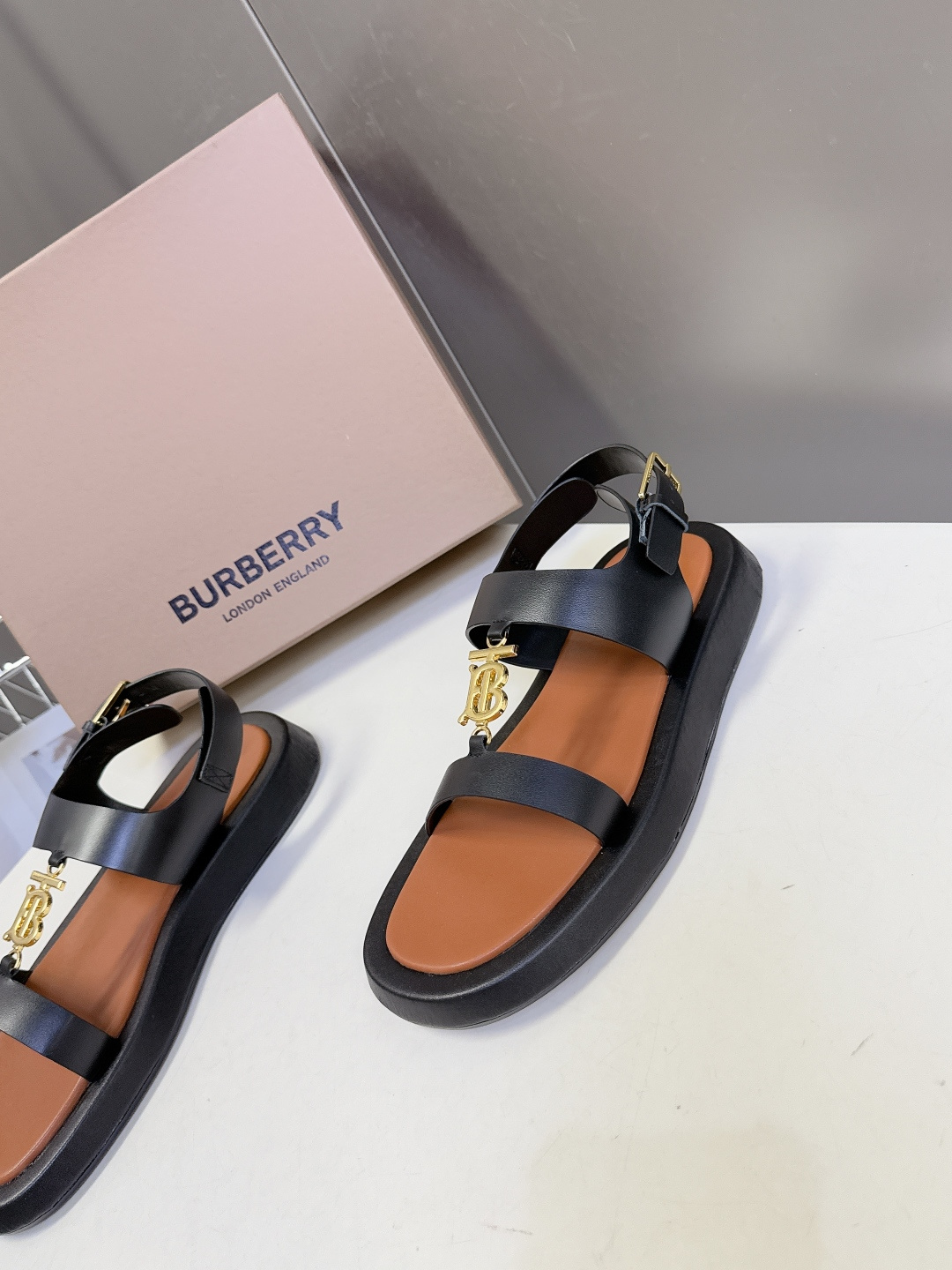 男➕10 Burberry博柏利春夏最新款拖鞋 凉鞋 超多明星时尚博主种草 夏天必备 大爆款‼️已经被它