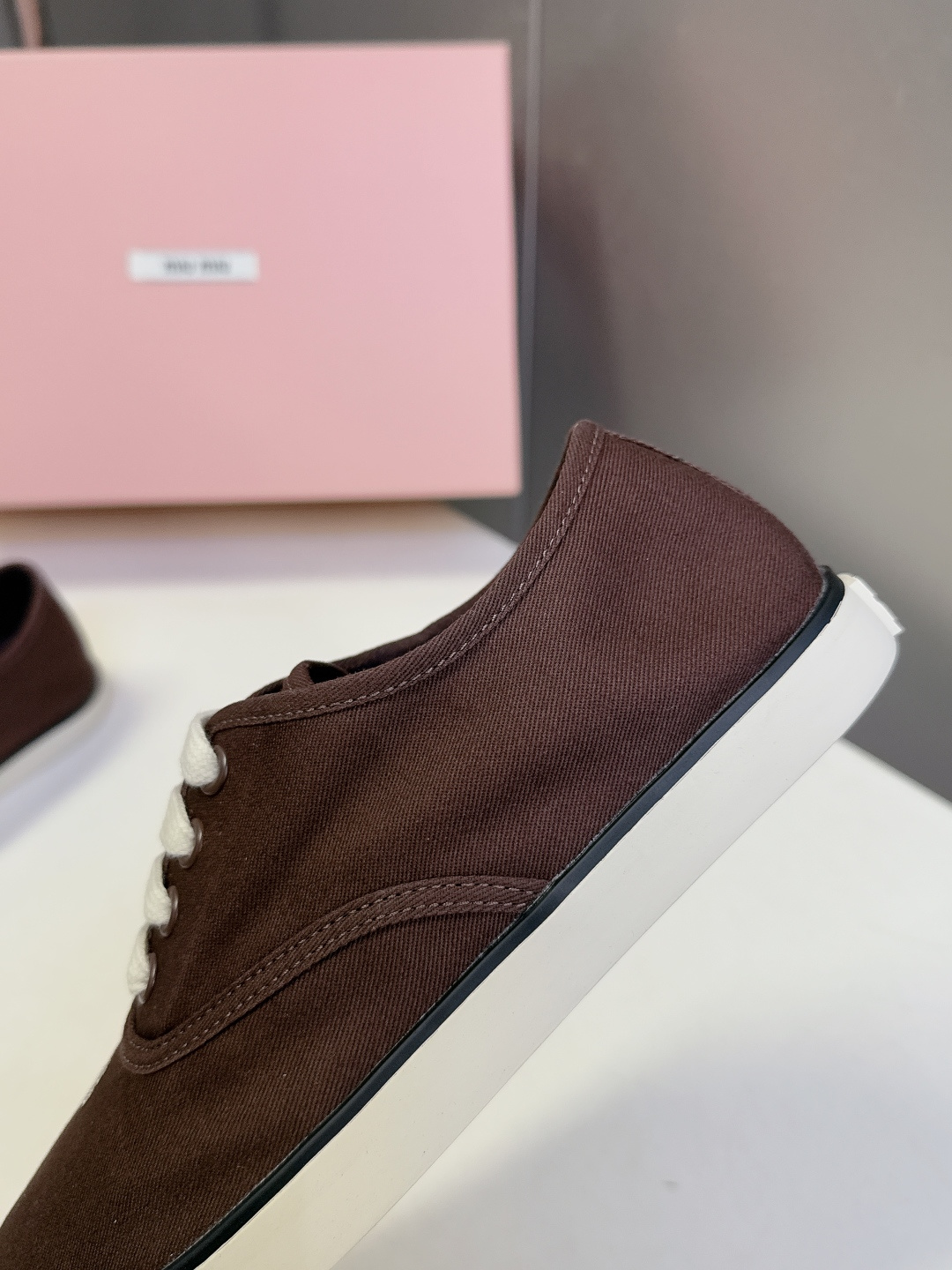 MiuMiu缪缪2026春夏最新走秀款复古休闲鞋 官方秀场出镜率最高的单品 超多明星时尚博主种草 miu