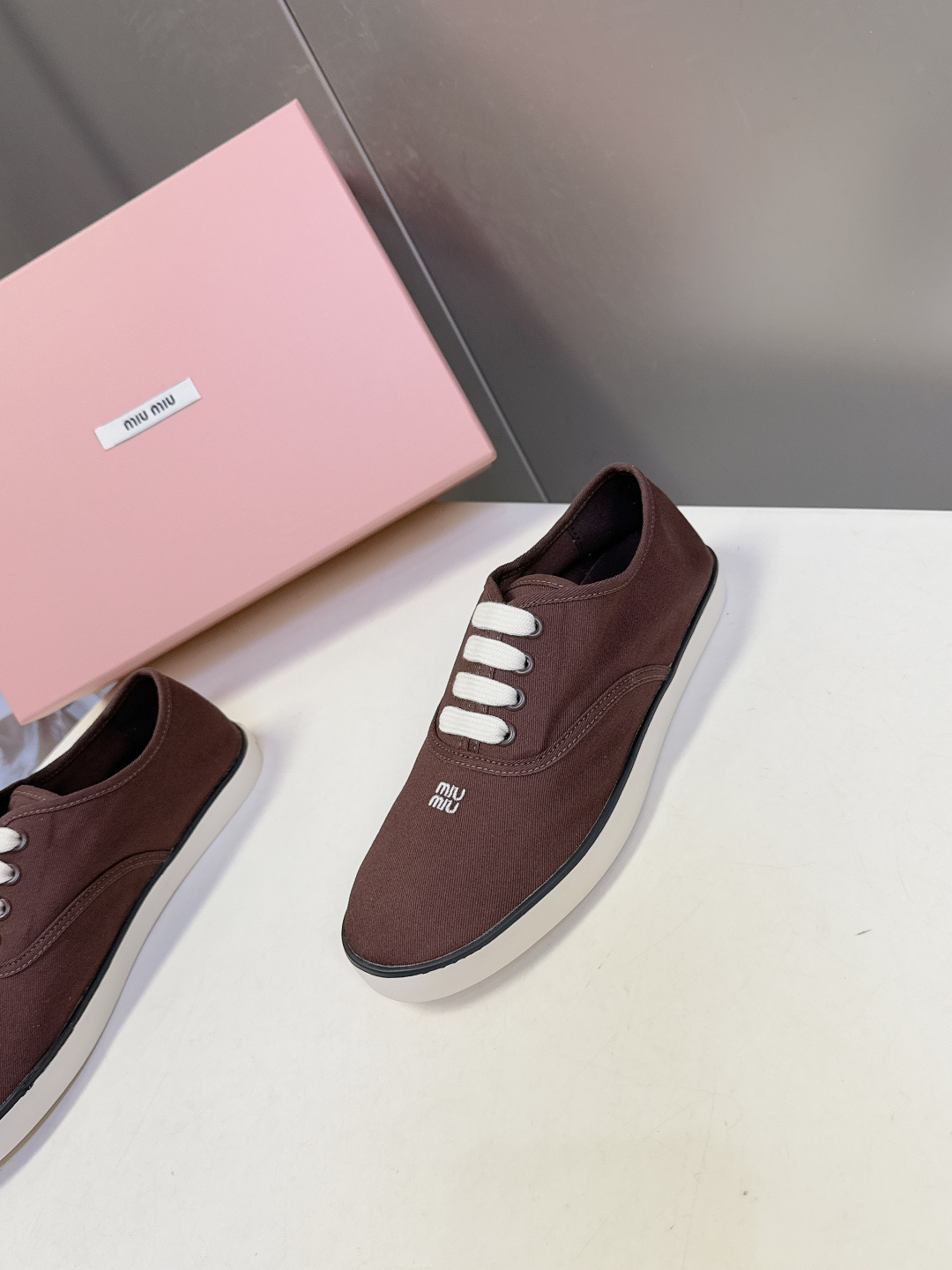 MiuMiu缪缪2026春夏最新走秀款复古休闲鞋 官方秀场出镜率最高的单品 超多明星时尚博主种草 miu