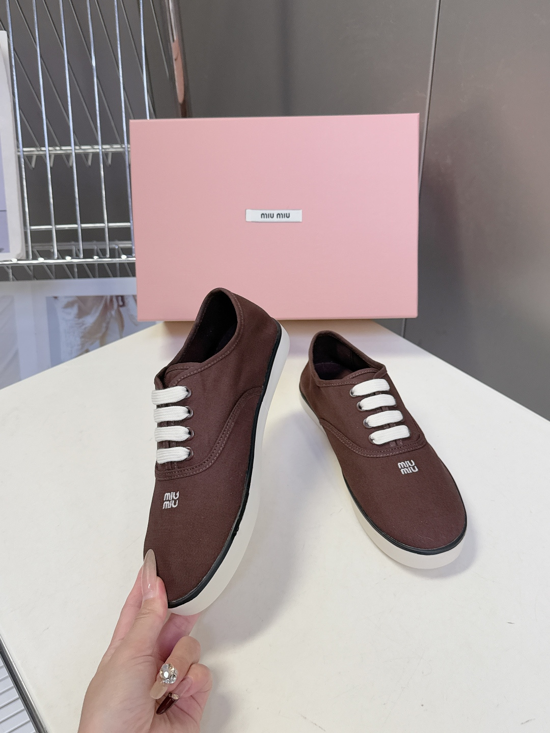 MiuMiu缪缪2026春夏最新走秀款复古休闲鞋 官方秀场出镜率最高的单品 超多明星时尚博主种草 miu