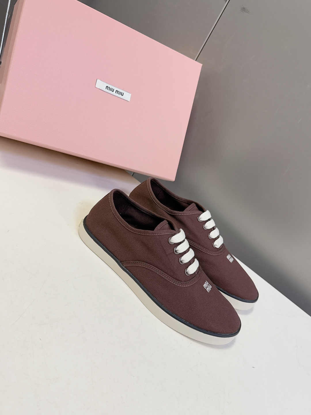 MiuMiu缪缪2026春夏最新走秀款复古休闲鞋 官方秀场出镜率最高的单品 超多明星时尚博主种草 miu