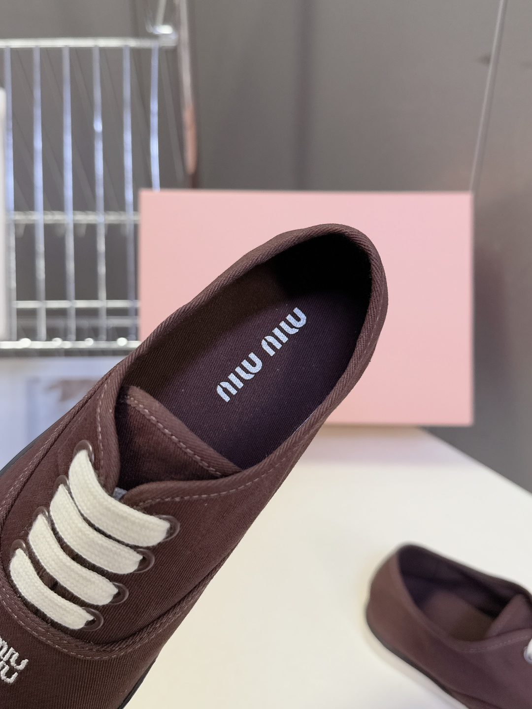 MiuMiu缪缪2026春夏最新走秀款复古休闲鞋 官方秀场出镜率最高的单品 超多明星时尚博主种草 miu