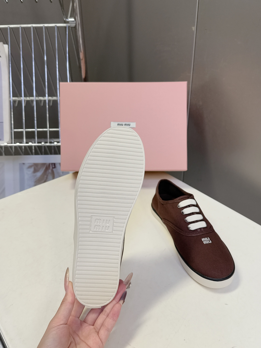 MiuMiu缪缪2026春夏最新走秀款复古休闲鞋 官方秀场出镜率最高的单品 超多明星时尚博主种草 miu