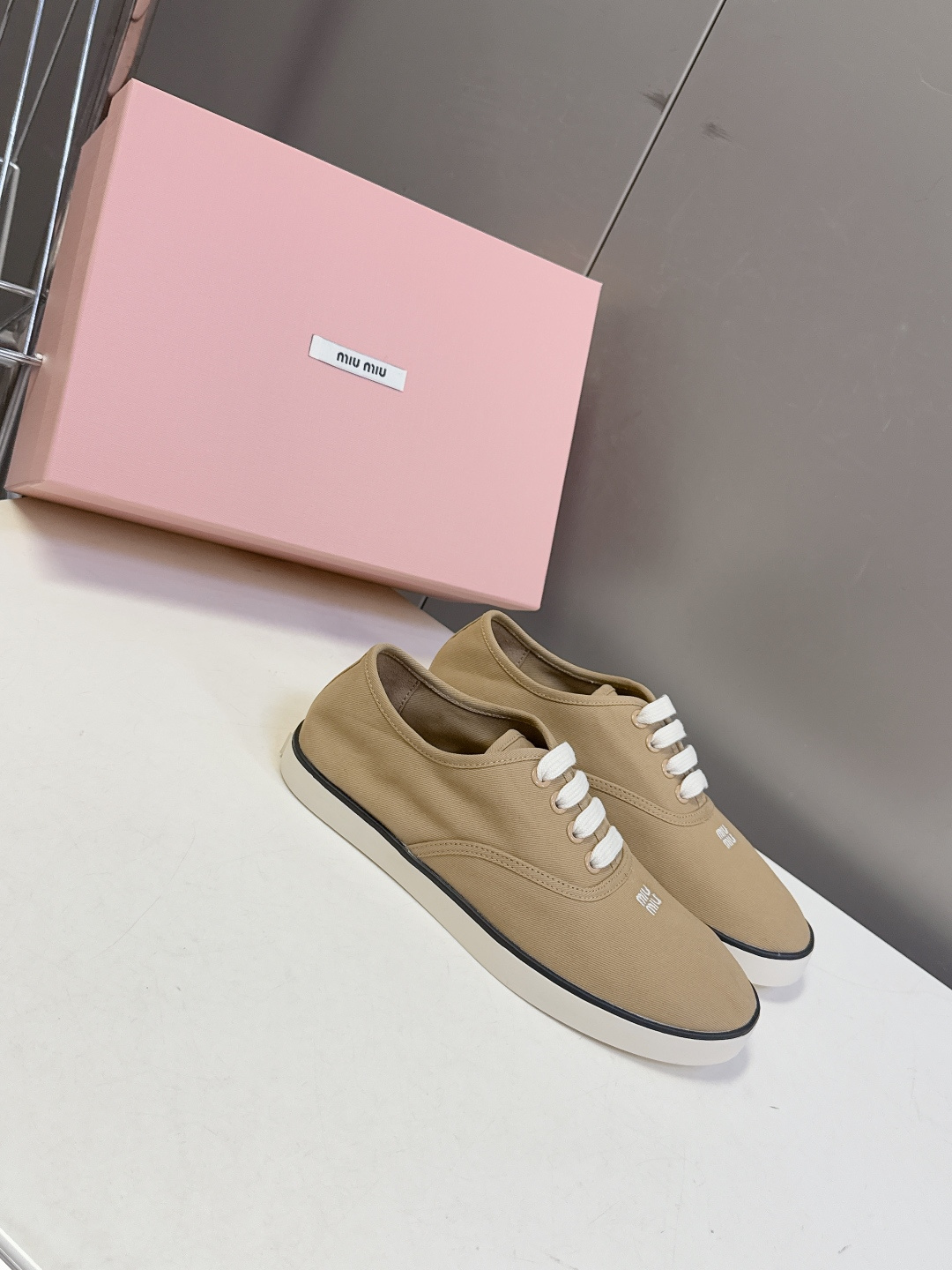 MiuMiu缪缪2026春夏最新走秀款复古休闲鞋 官方秀场出镜率最高的单品 超多明星时尚博主种草 miu