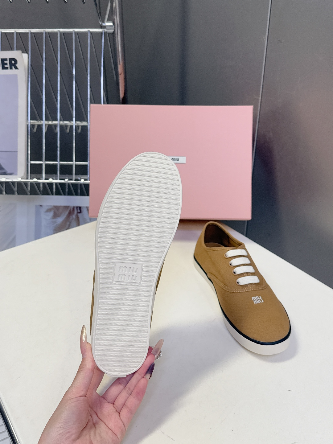 MiuMiu缪缪2026春夏最新走秀款复古休闲鞋 官方秀场出镜率最高的单品 超多明星时尚博主种草 miu