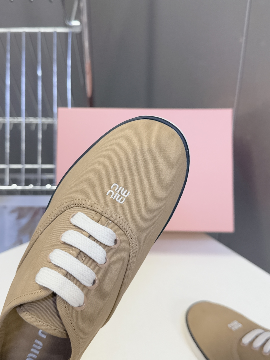 MiuMiu缪缪2026春夏最新走秀款复古休闲鞋 官方秀场出镜率最高的单品 超多明星时尚博主种草 miu