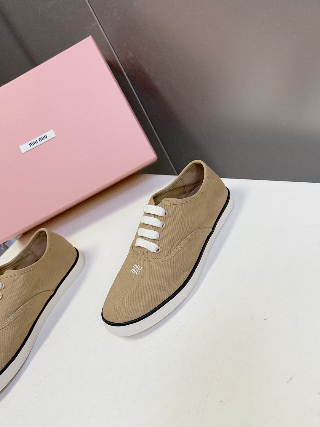 MiuMiu缪缪2026春夏最新走秀款复古休闲鞋 官方秀场出镜率最高的单品 超多明星时尚博主种草 miu