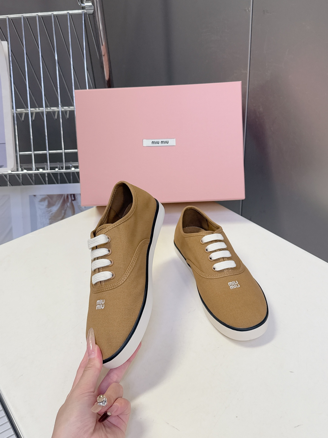 MiuMiu缪缪2026春夏最新走秀款复古休闲鞋 官方秀场出镜率最高的单品 超多明星时尚博主种草 miu