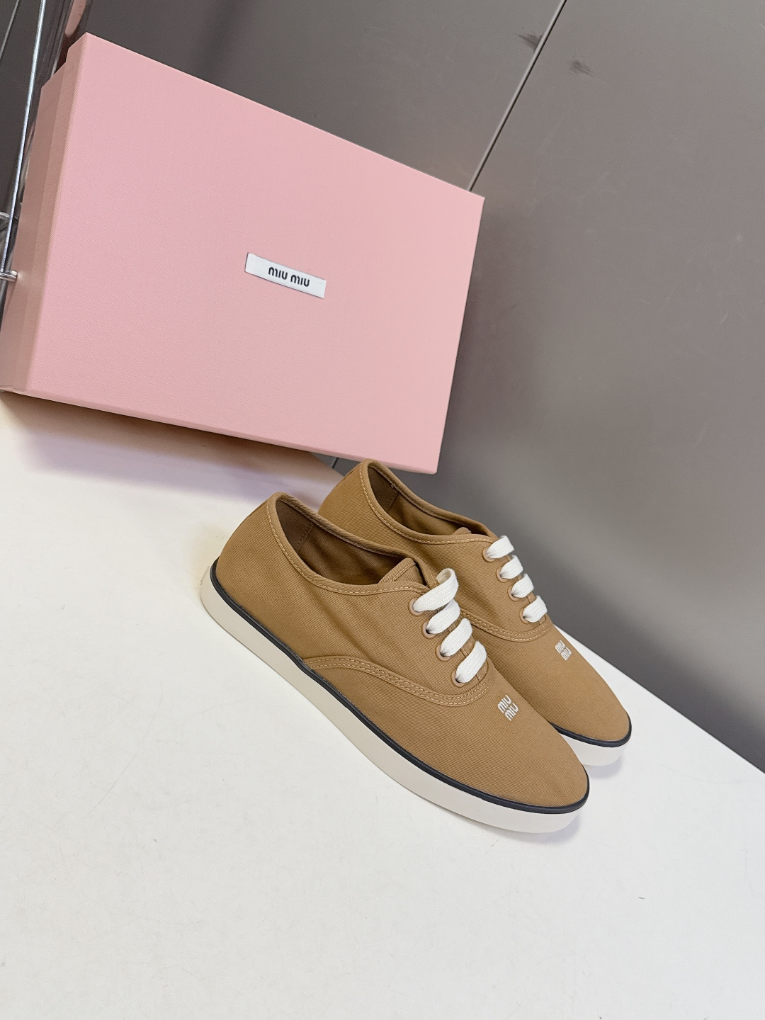 MiuMiu缪缪2026春夏最新走秀款复古休闲鞋 官方秀场出镜率最高的单品 超多明星时尚博主种草 miu