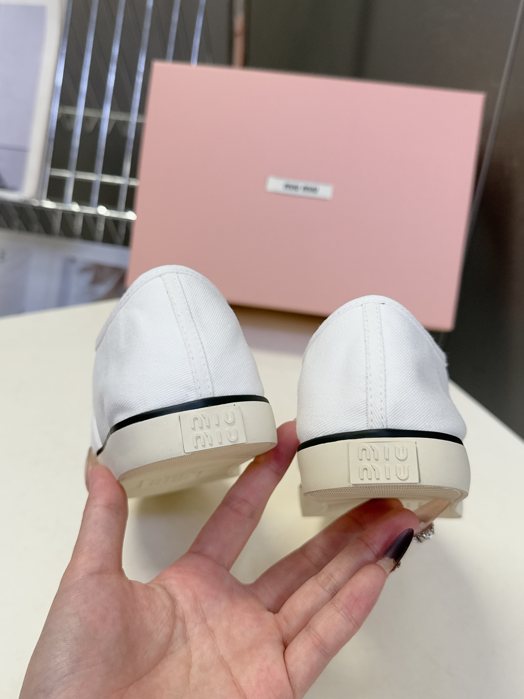 MiuMiu缪缪2026春夏最新走秀款复古休闲鞋 官方秀场出镜率最高的单品 超多明星时尚博主种草 miu