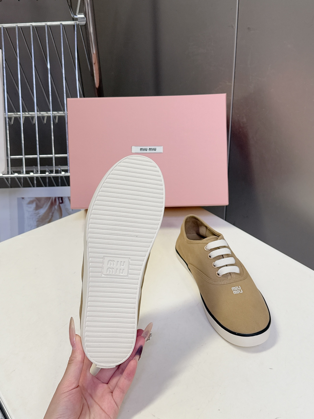 MiuMiu缪缪2026春夏最新走秀款复古休闲鞋 官方秀场出镜率最高的单品 超多明星时尚博主种草 miu