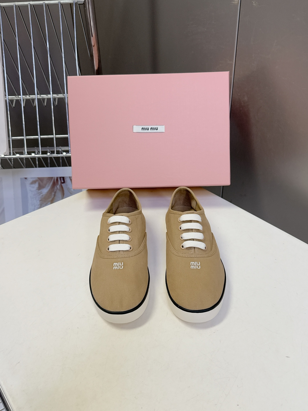MiuMiu缪缪2026春夏最新走秀款复古休闲鞋 官方秀场出镜率最高的单品 超多明星时尚博主种草 miu