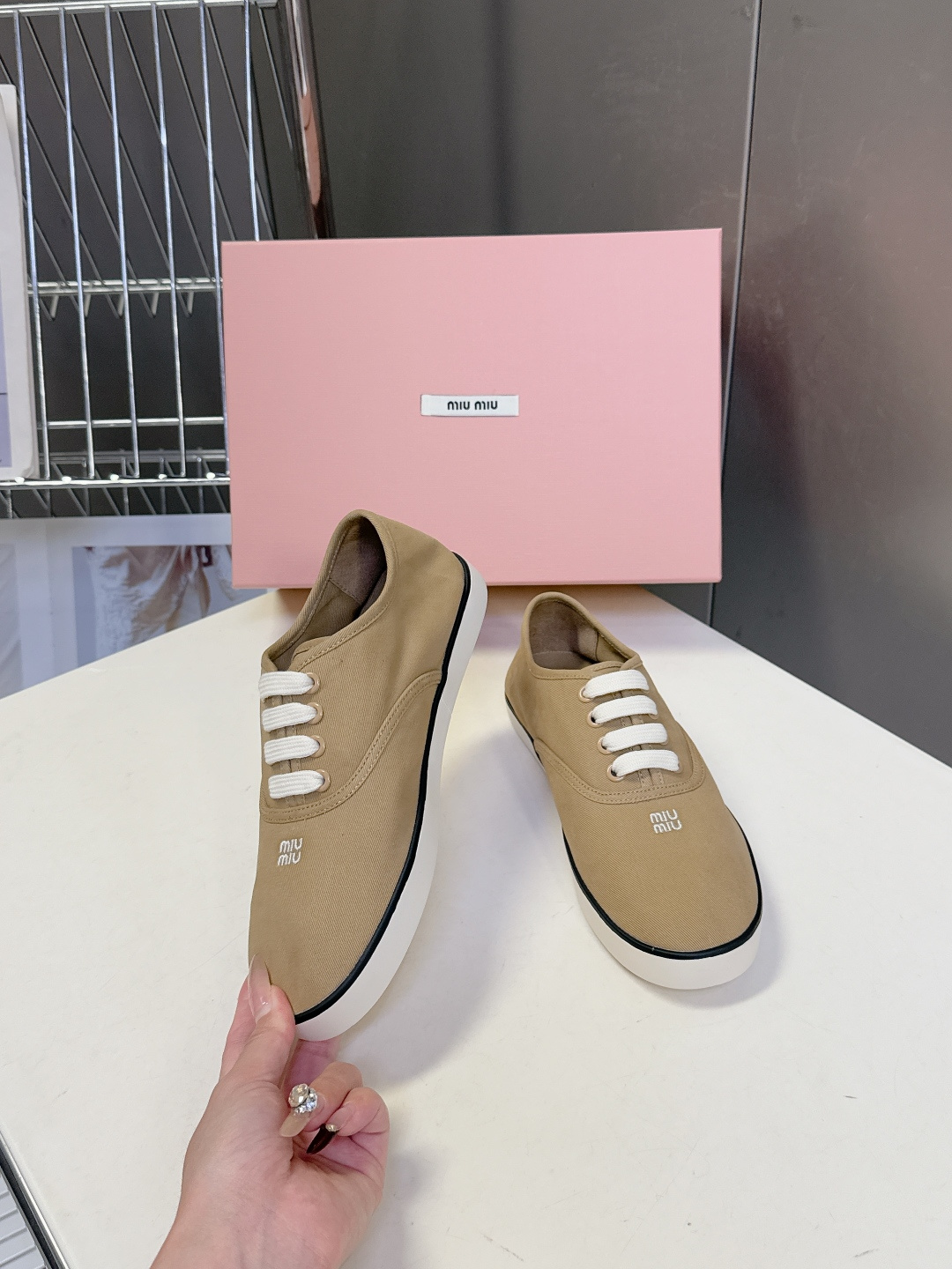 MiuMiu缪缪2026春夏最新走秀款复古休闲鞋 官方秀场出镜率最高的单品 超多明星时尚博主种草 miu