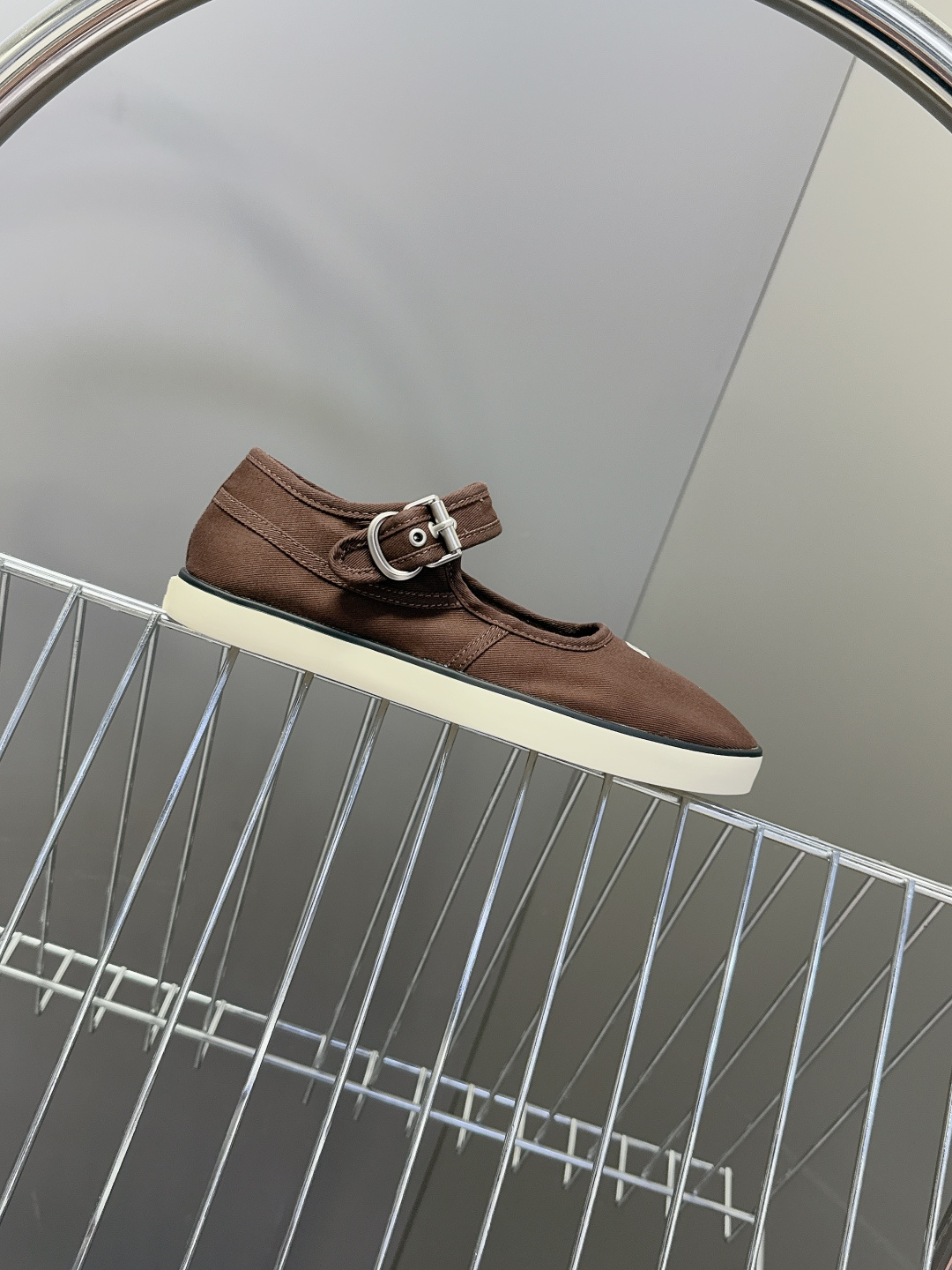 MiuMiu缪缪2026春夏最新走秀款复古休闲鞋 官方秀场出镜率最高的单品 超多明星时尚博主种草 miu