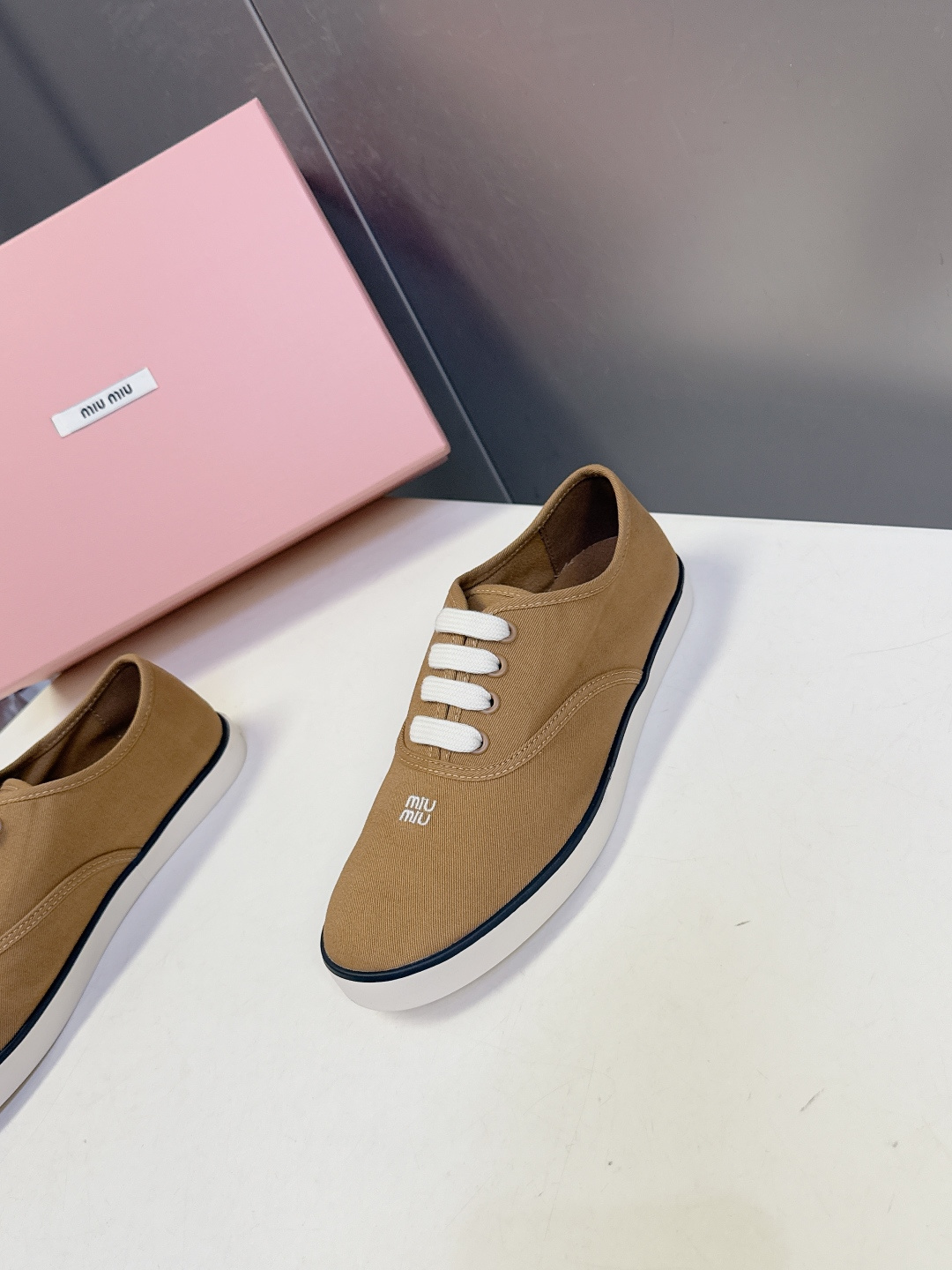 MiuMiu缪缪2026春夏最新走秀款复古休闲鞋 官方秀场出镜率最高的单品 超多明星时尚博主种草 miu