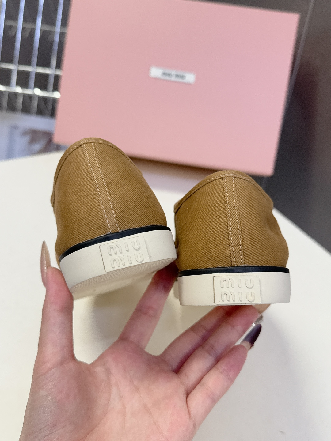 MiuMiu缪缪2026春夏最新走秀款复古休闲鞋 官方秀场出镜率最高的单品 超多明星时尚博主种草 miu