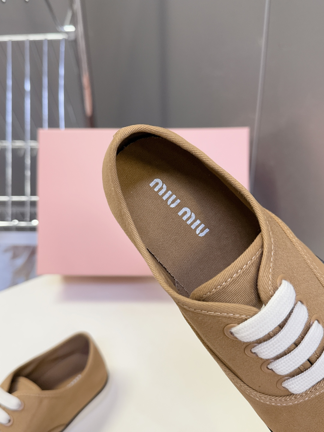 MiuMiu缪缪2026春夏最新走秀款复古休闲鞋 官方秀场出镜率最高的单品 超多明星时尚博主种草 miu