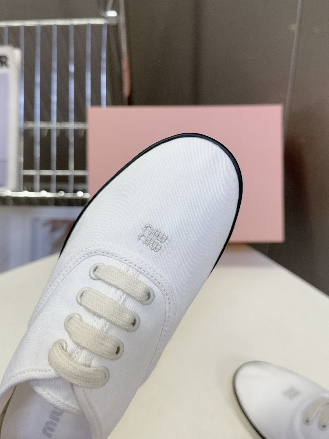 MiuMiu缪缪2026春夏最新走秀款复古休闲鞋 官方秀场出镜率最高的单品 超多明星时尚博主种草 miu