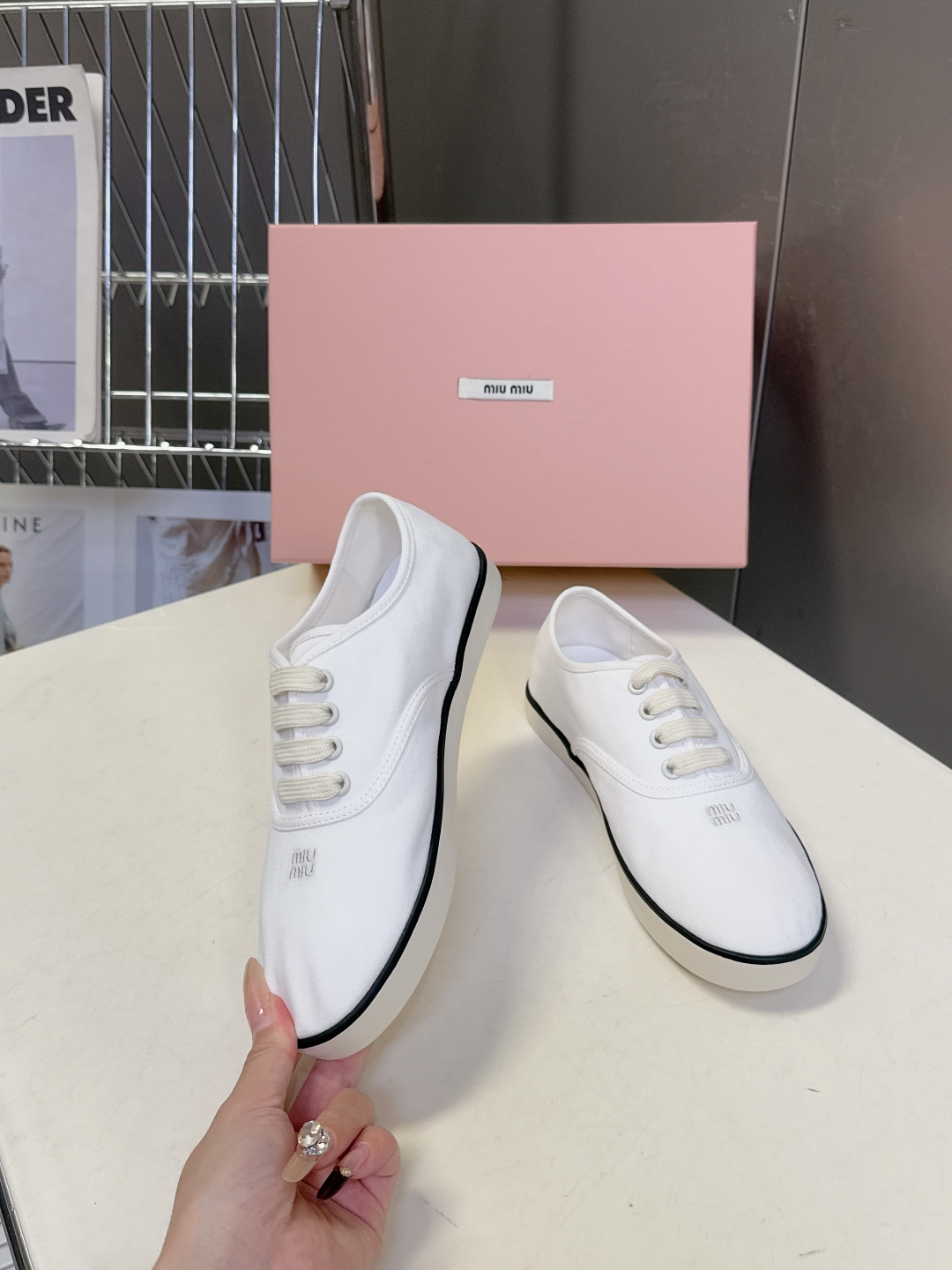 MiuMiu缪缪2026春夏最新走秀款复古休闲鞋 官方秀场出镜率最高的单品 超多明星时尚博主种草 miu