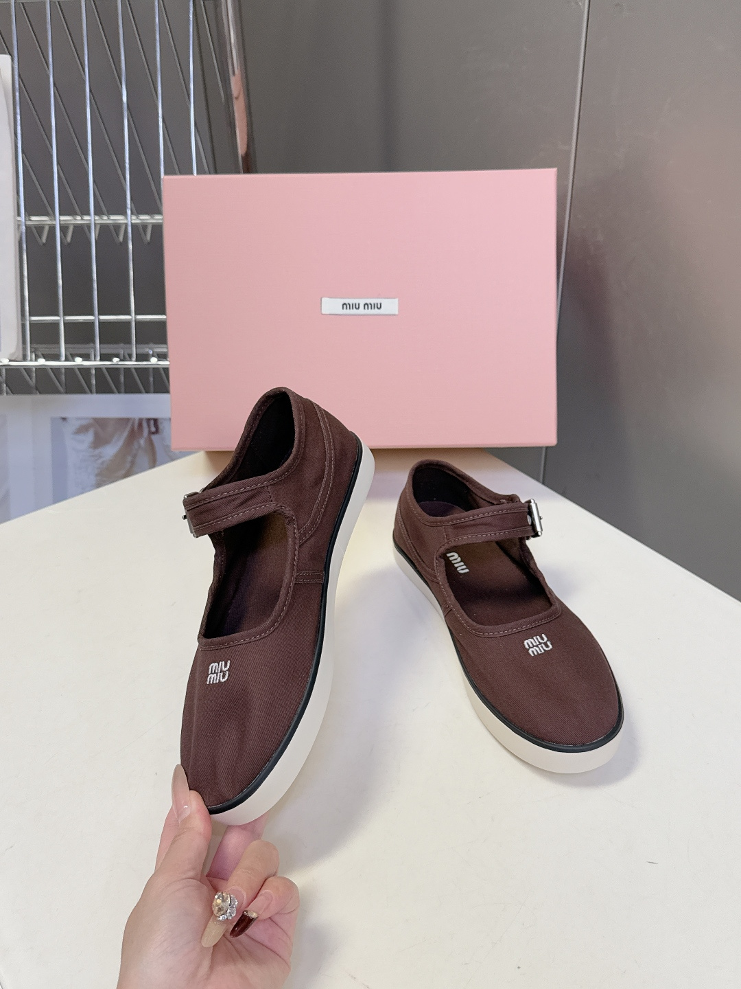 MiuMiu缪缪2026春夏最新走秀款复古休闲鞋 官方秀场出镜率最高的单品 超多明星时尚博主种草 miu