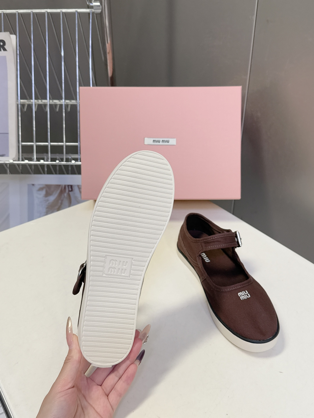 MiuMiu缪缪2026春夏最新走秀款复古休闲鞋 官方秀场出镜率最高的单品 超多明星时尚博主种草 miu
