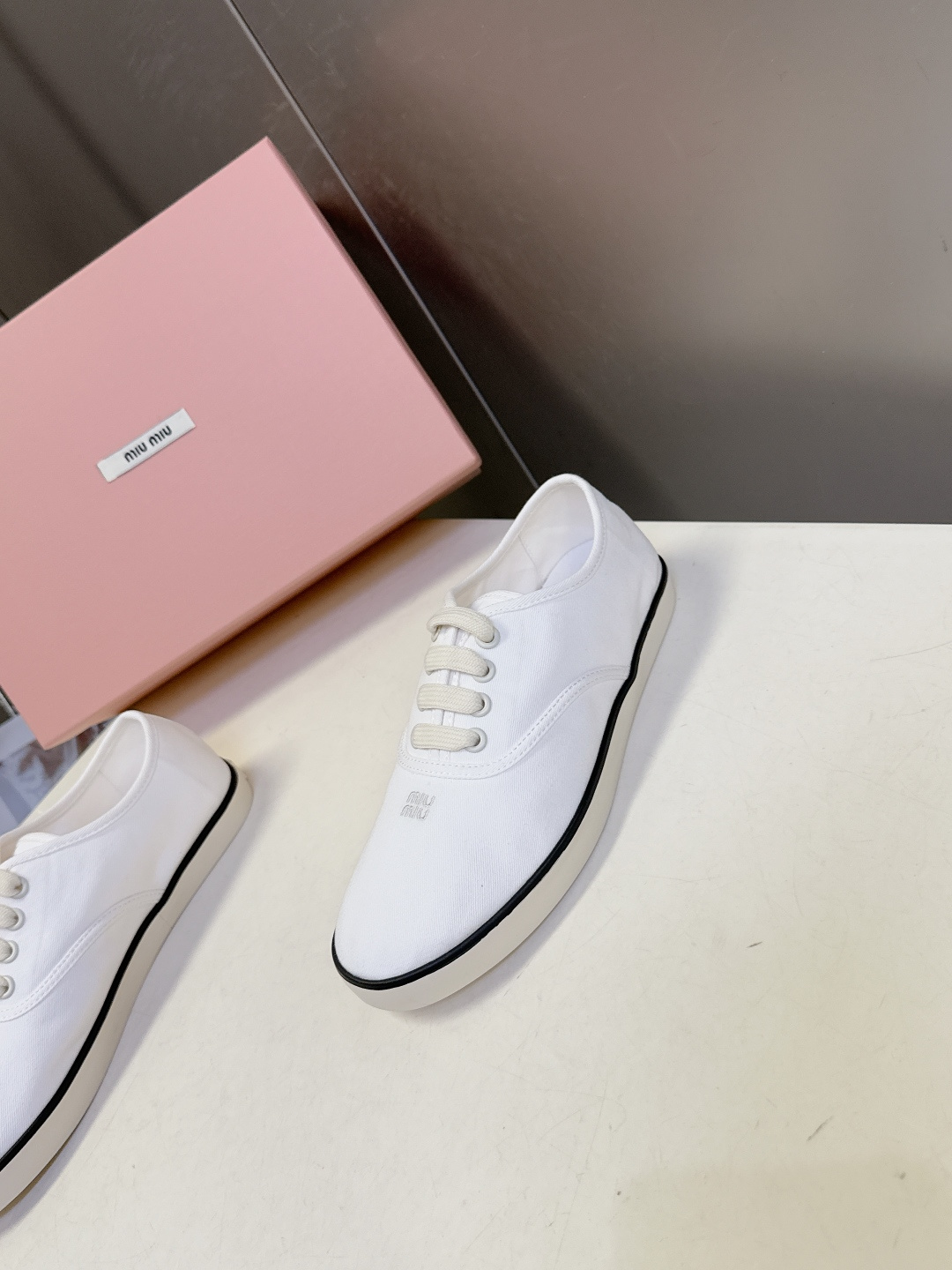 MiuMiu缪缪2026春夏最新走秀款复古休闲鞋 官方秀场出镜率最高的单品 超多明星时尚博主种草 miu