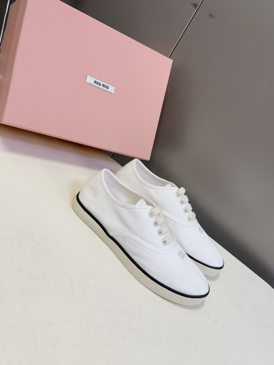 MiuMiu缪缪2026春夏最新走秀款复古休闲鞋 官方秀场出镜率最高的单品 超多明星时尚博主种草 miu