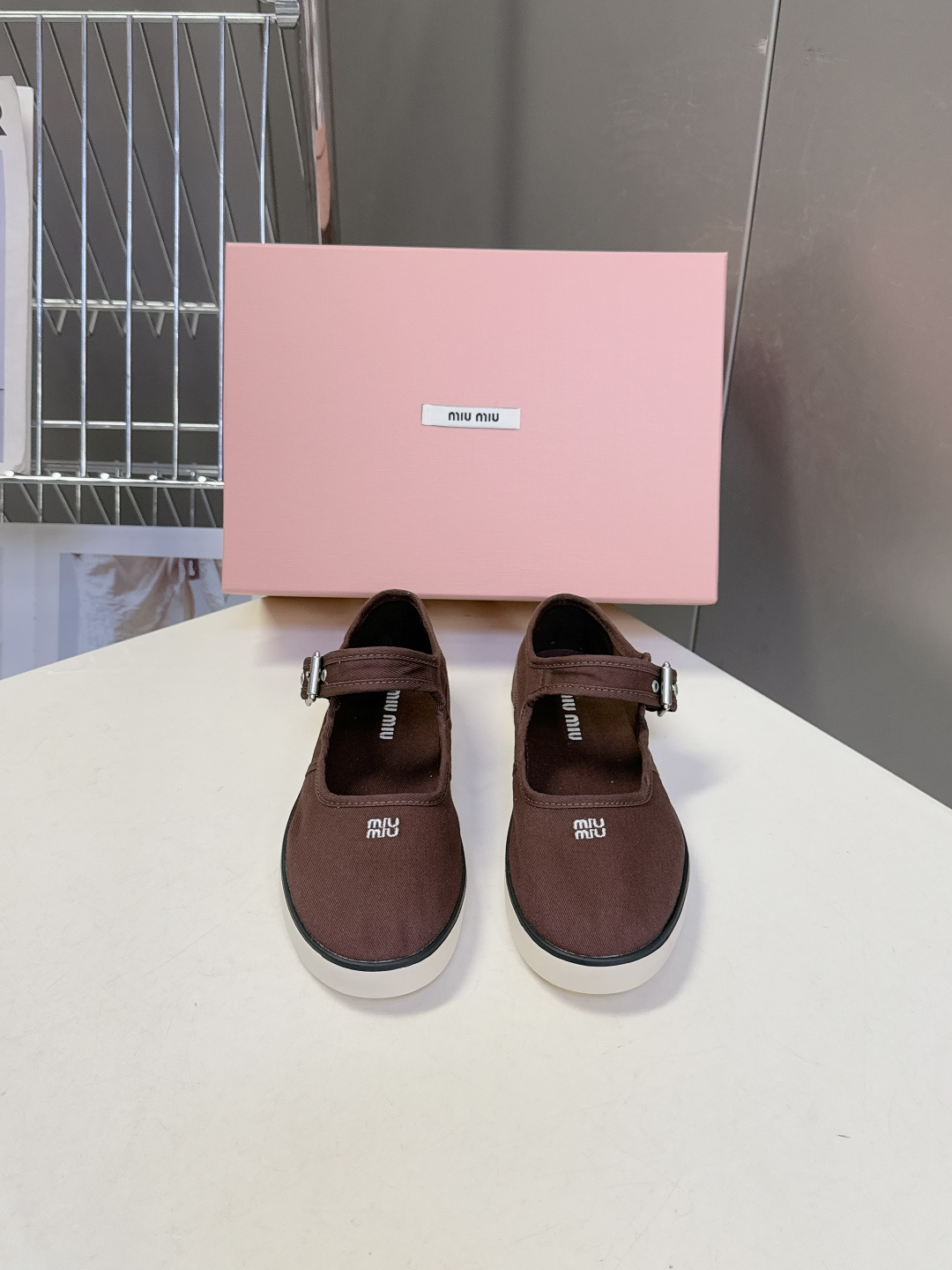 MiuMiu缪缪2026春夏最新走秀款复古休闲鞋 官方秀场出镜率最高的单品 超多明星时尚博主种草 miu