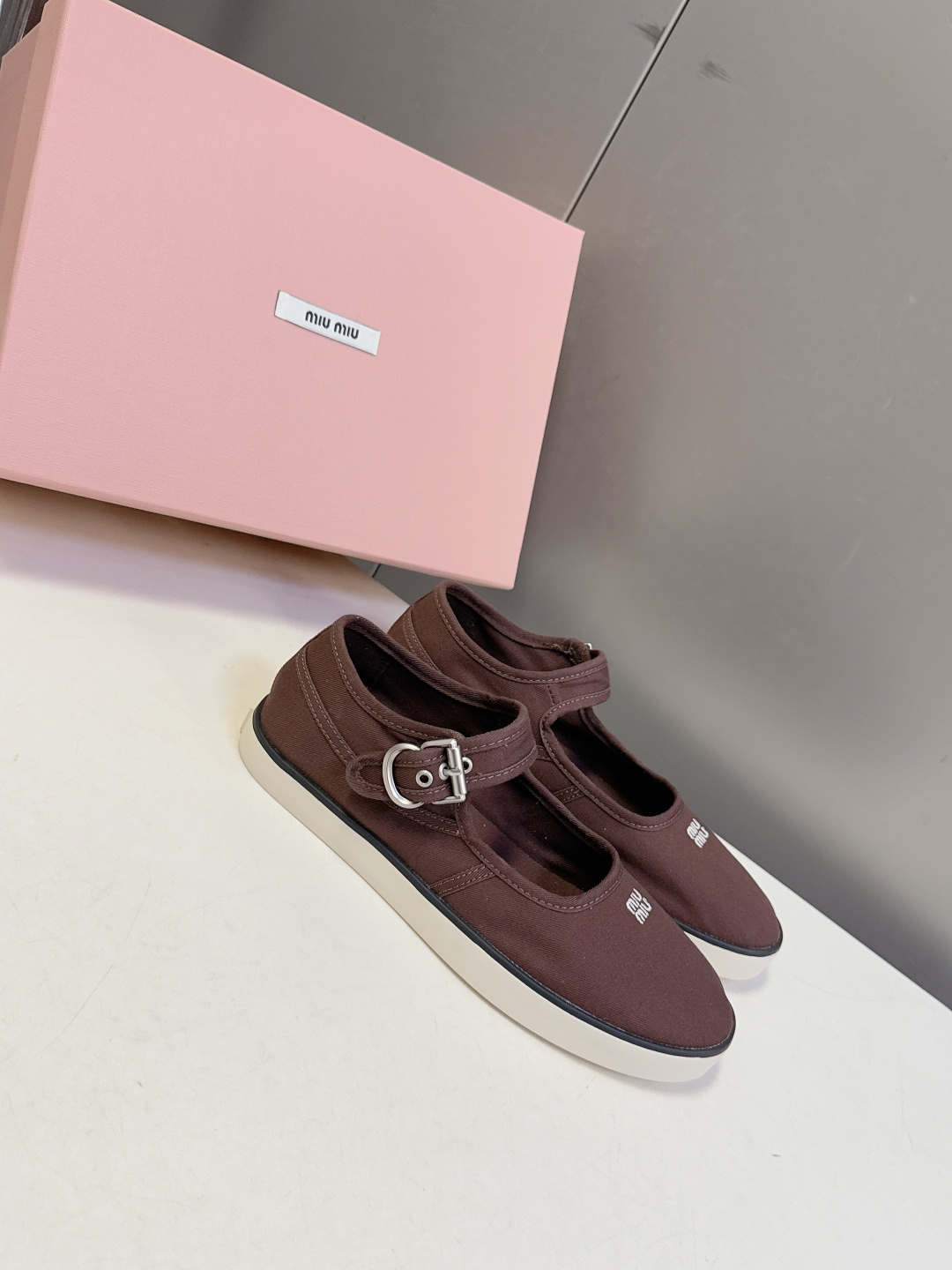 MiuMiu缪缪2026春夏最新走秀款复古休闲鞋 官方秀场出镜率最高的单品 超多明星时尚博主种草 miu