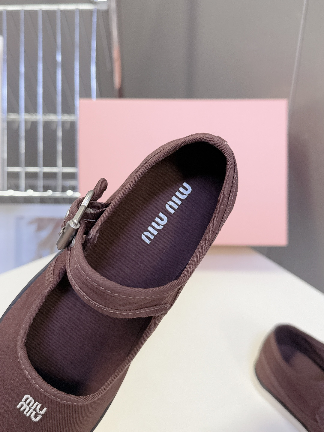 MiuMiu缪缪2026春夏最新走秀款复古休闲鞋 官方秀场出镜率最高的单品 超多明星时尚博主种草 miu