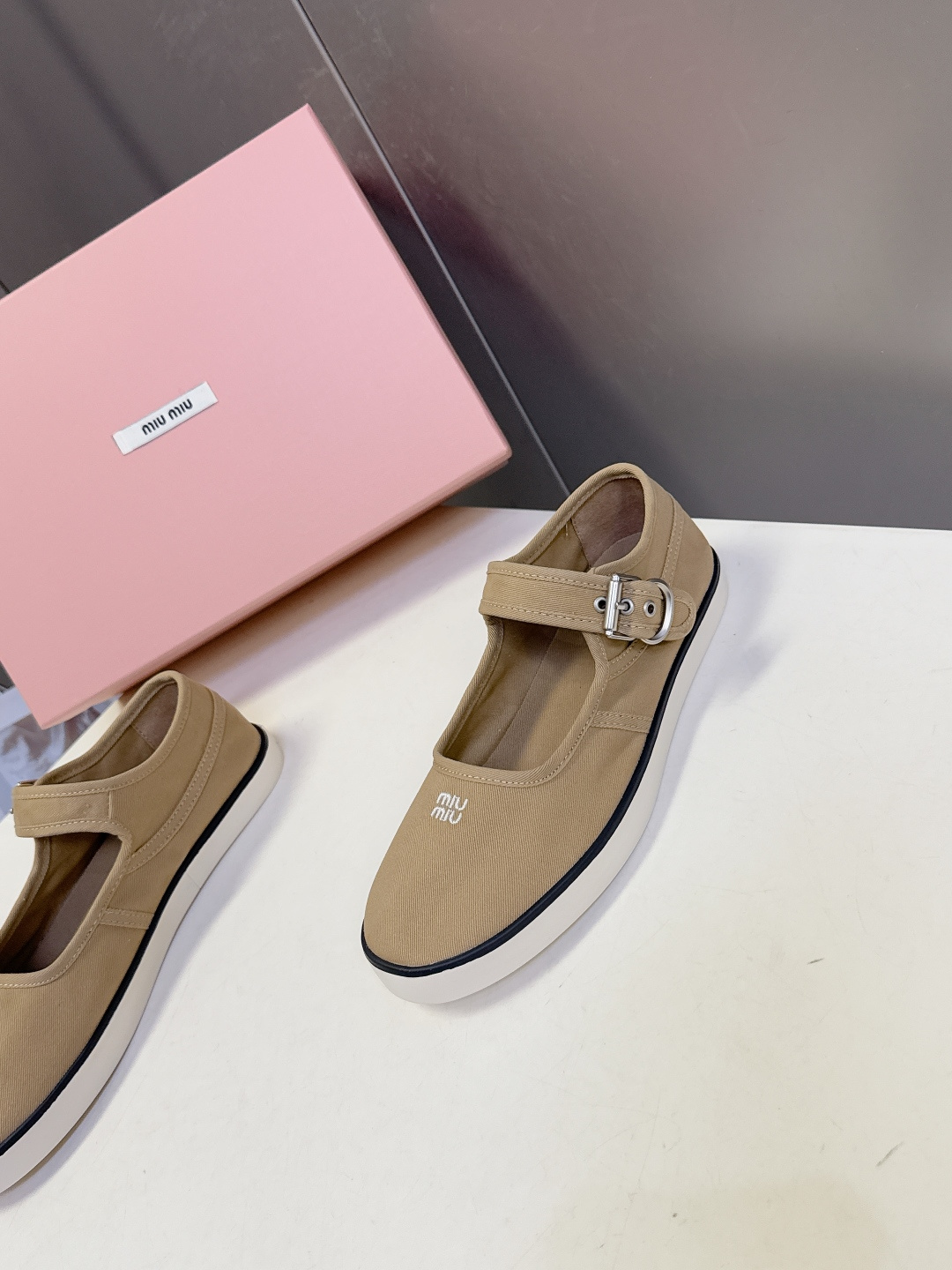 MiuMiu缪缪2026春夏最新走秀款复古休闲鞋 官方秀场出镜率最高的单品 超多明星时尚博主种草 miu