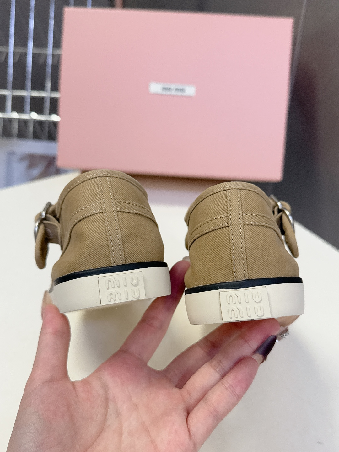 MiuMiu缪缪2026春夏最新走秀款复古休闲鞋 官方秀场出镜率最高的单品 超多明星时尚博主种草 miu