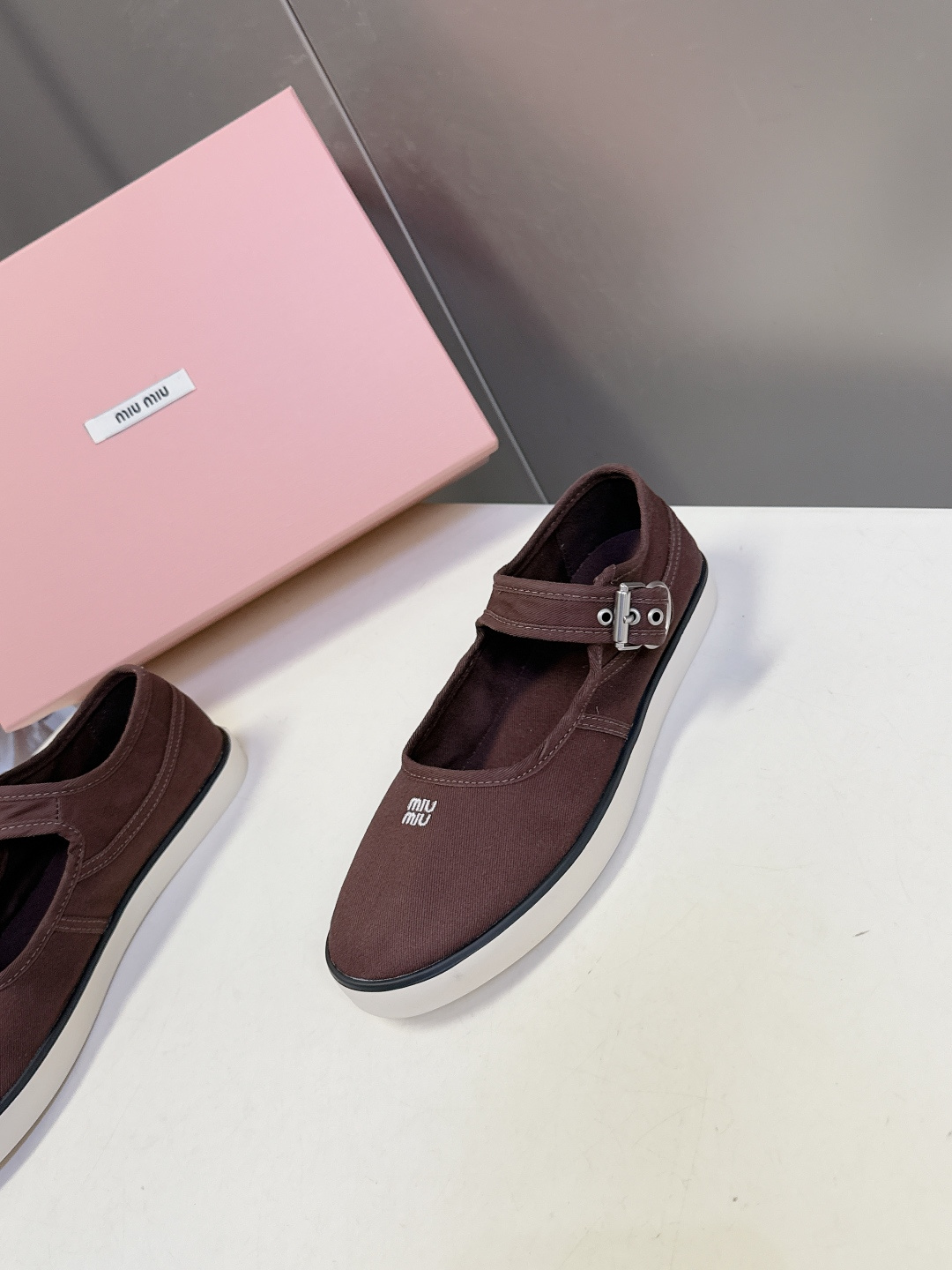 MiuMiu缪缪2026春夏最新走秀款复古休闲鞋 官方秀场出镜率最高的单品 超多明星时尚博主种草 miu