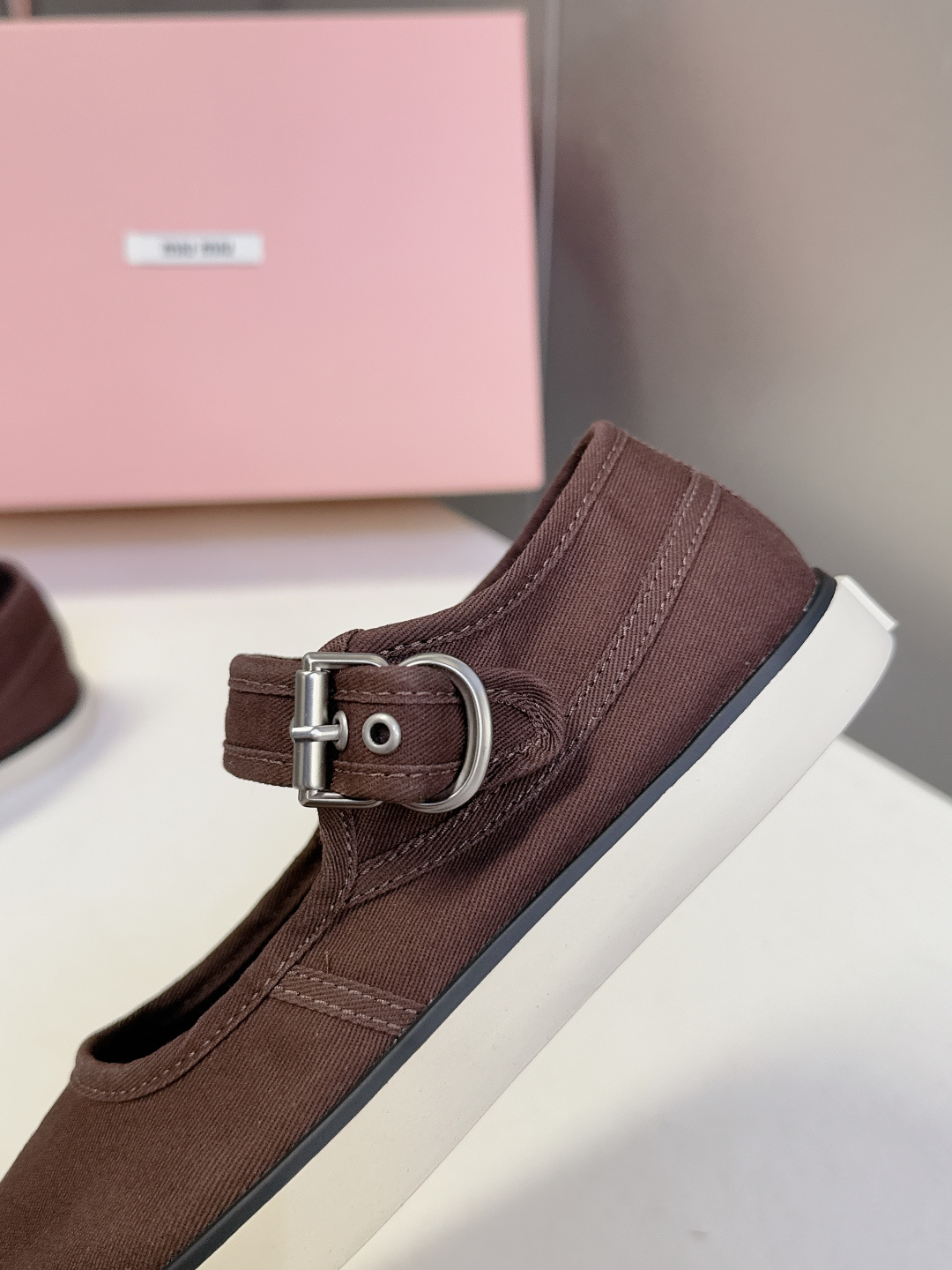 MiuMiu缪缪2026春夏最新走秀款复古休闲鞋 官方秀场出镜率最高的单品 超多明星时尚博主种草 miu