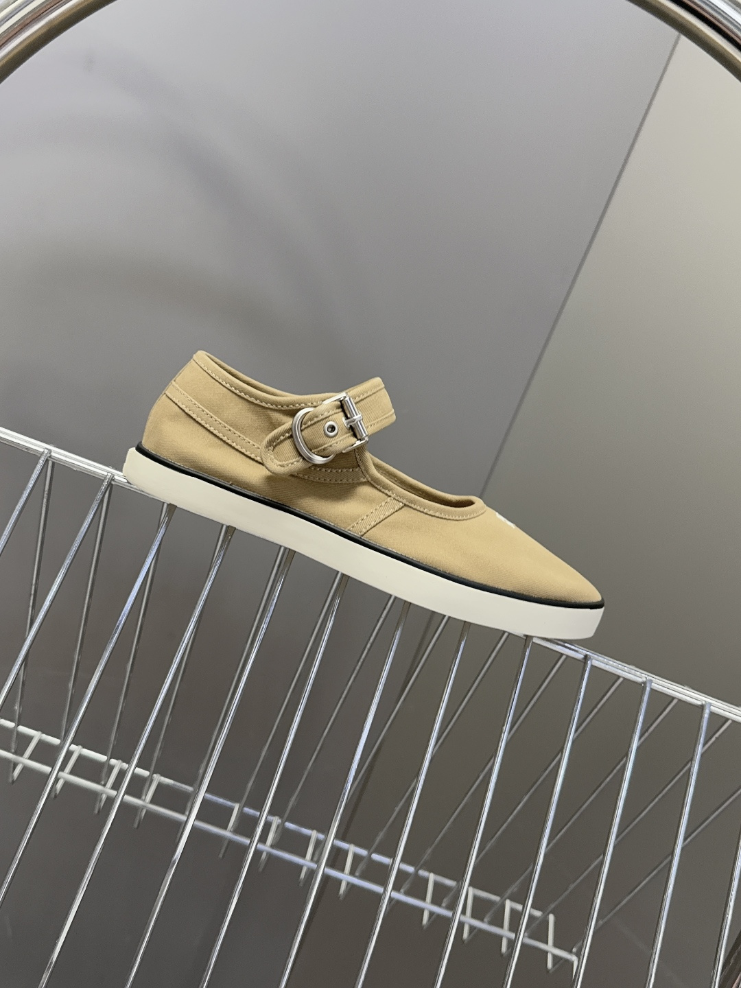 MiuMiu缪缪2026春夏最新走秀款复古休闲鞋 官方秀场出镜率最高的单品 超多明星时尚博主种草 miu