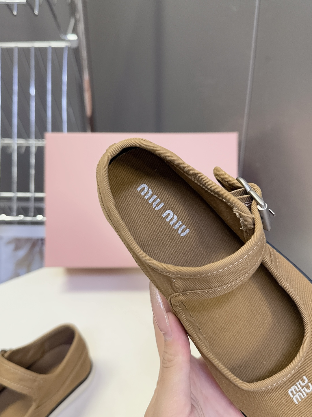 MiuMiu缪缪2026春夏最新走秀款复古休闲鞋 官方秀场出镜率最高的单品 超多明星时尚博主种草 miu