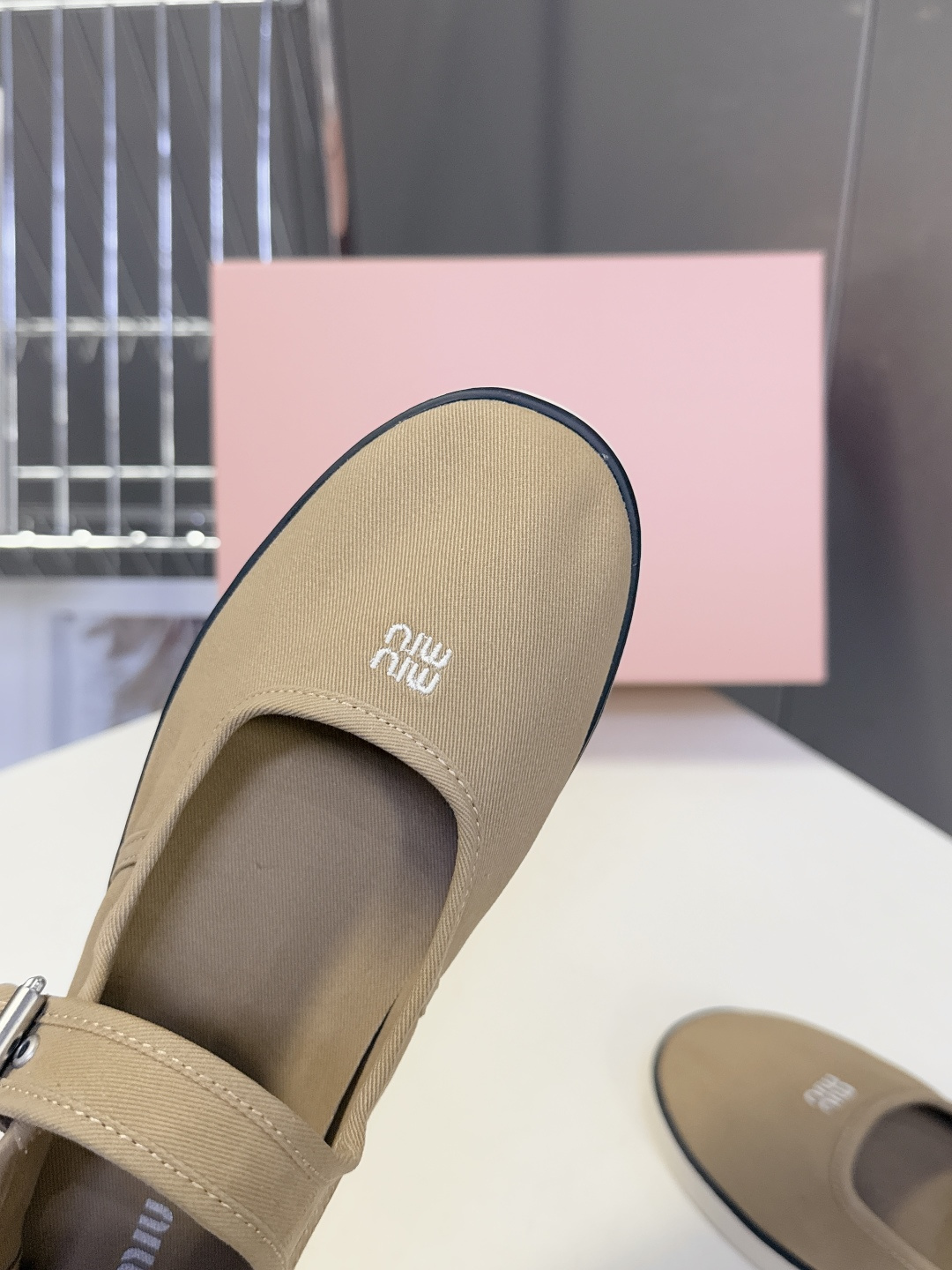 MiuMiu缪缪2026春夏最新走秀款复古休闲鞋 官方秀场出镜率最高的单品 超多明星时尚博主种草 miu