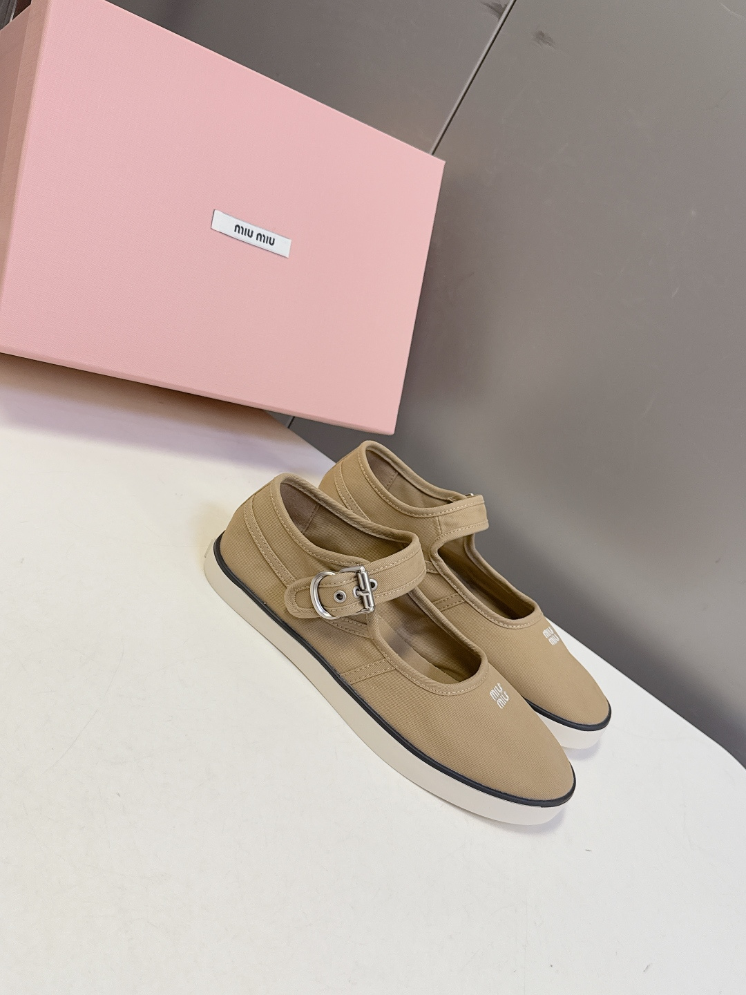 MiuMiu缪缪2026春夏最新走秀款复古休闲鞋 官方秀场出镜率最高的单品 超多明星时尚博主种草 miu