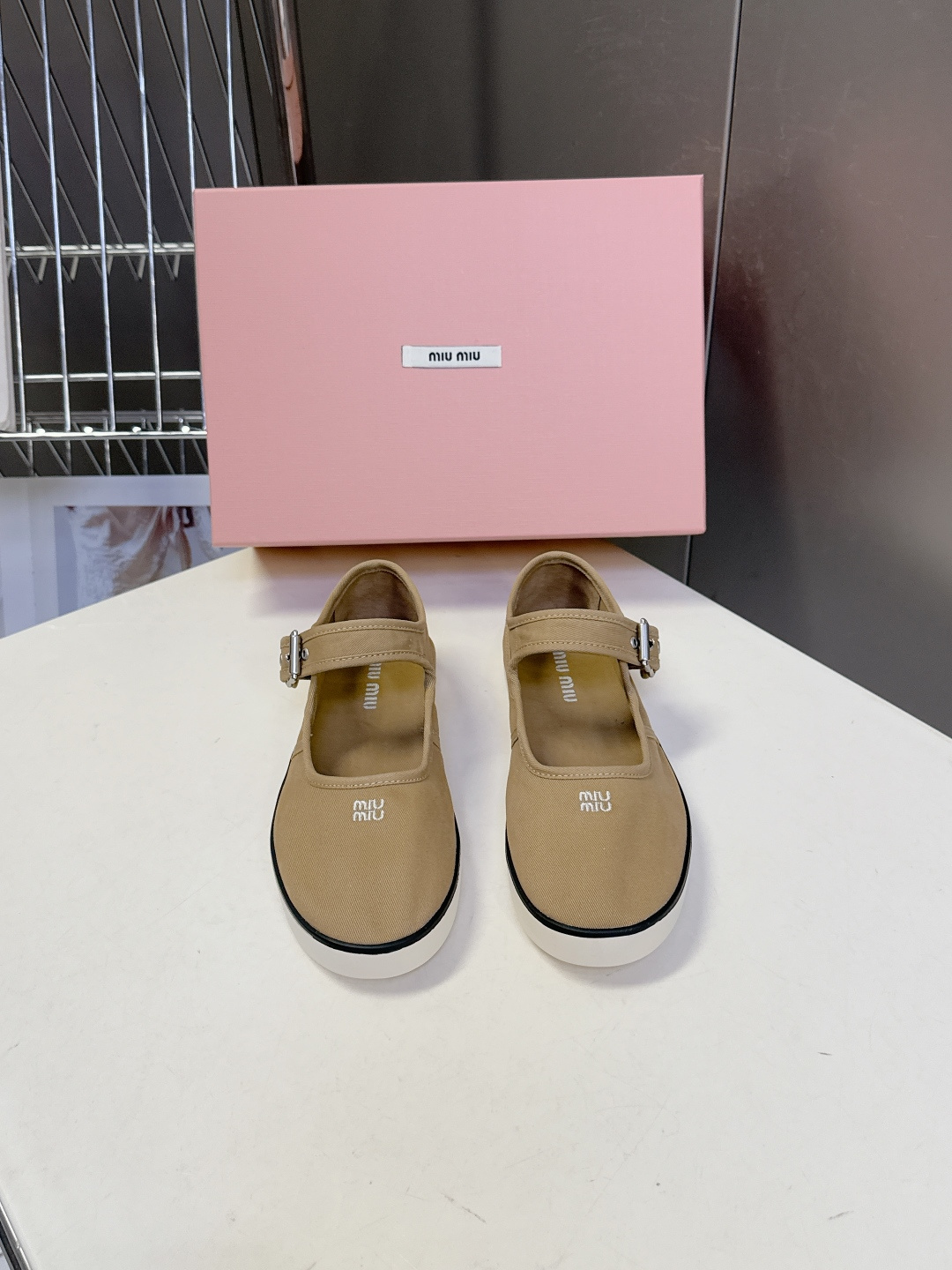 MiuMiu缪缪2026春夏最新走秀款复古休闲鞋 官方秀场出镜率最高的单品 超多明星时尚博主种草 miu