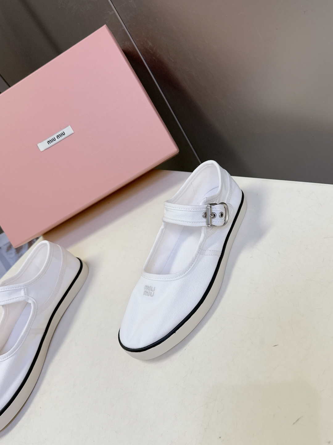 MiuMiu缪缪2026春夏最新走秀款复古休闲鞋 官方秀场出镜率最高的单品 超多明星时尚博主种草 miu