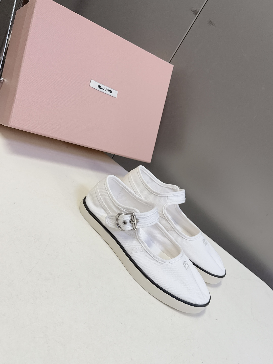 MiuMiu缪缪2026春夏最新走秀款复古休闲鞋 官方秀场出镜率最高的单品 超多明星时尚博主种草 miu