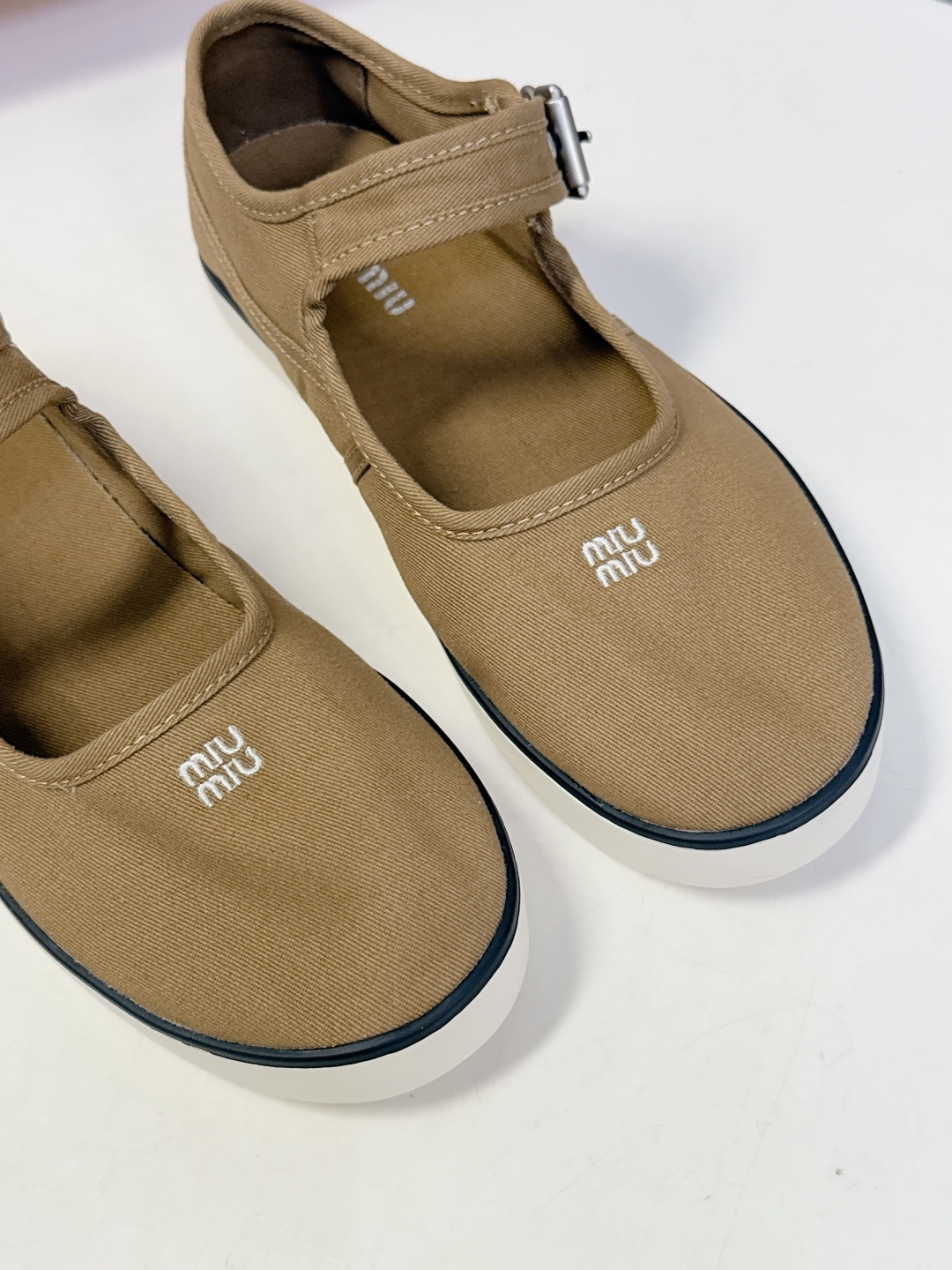 MiuMiu缪缪2026春夏最新走秀款复古休闲鞋 官方秀场出镜率最高的单品 超多明星时尚博主种草 miu