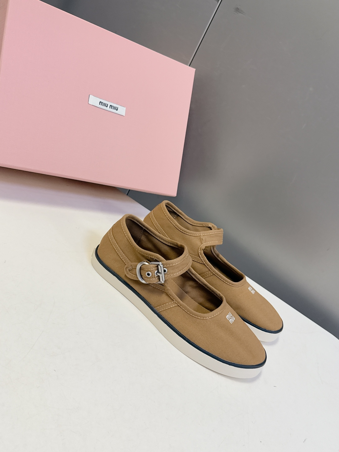 MiuMiu缪缪2026春夏最新走秀款复古休闲鞋 官方秀场出镜率最高的单品 超多明星时尚博主种草 miu